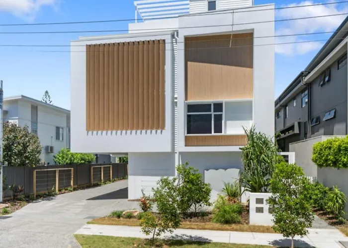 Arvia Villa Koala Park 3 Bedroom Luxury Townhouse In Burleigh Heads With Private Roof Terrace & Views Over Tallebudgera & Burleigh Headland